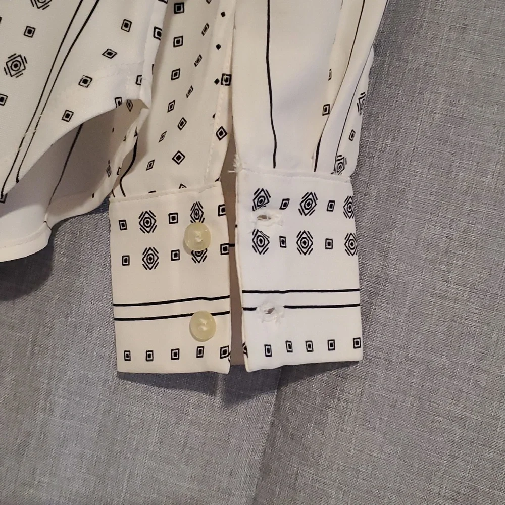 NWOT Ann Taylor White and Black Patterned V Neck Blouse - Picture 5 of 6